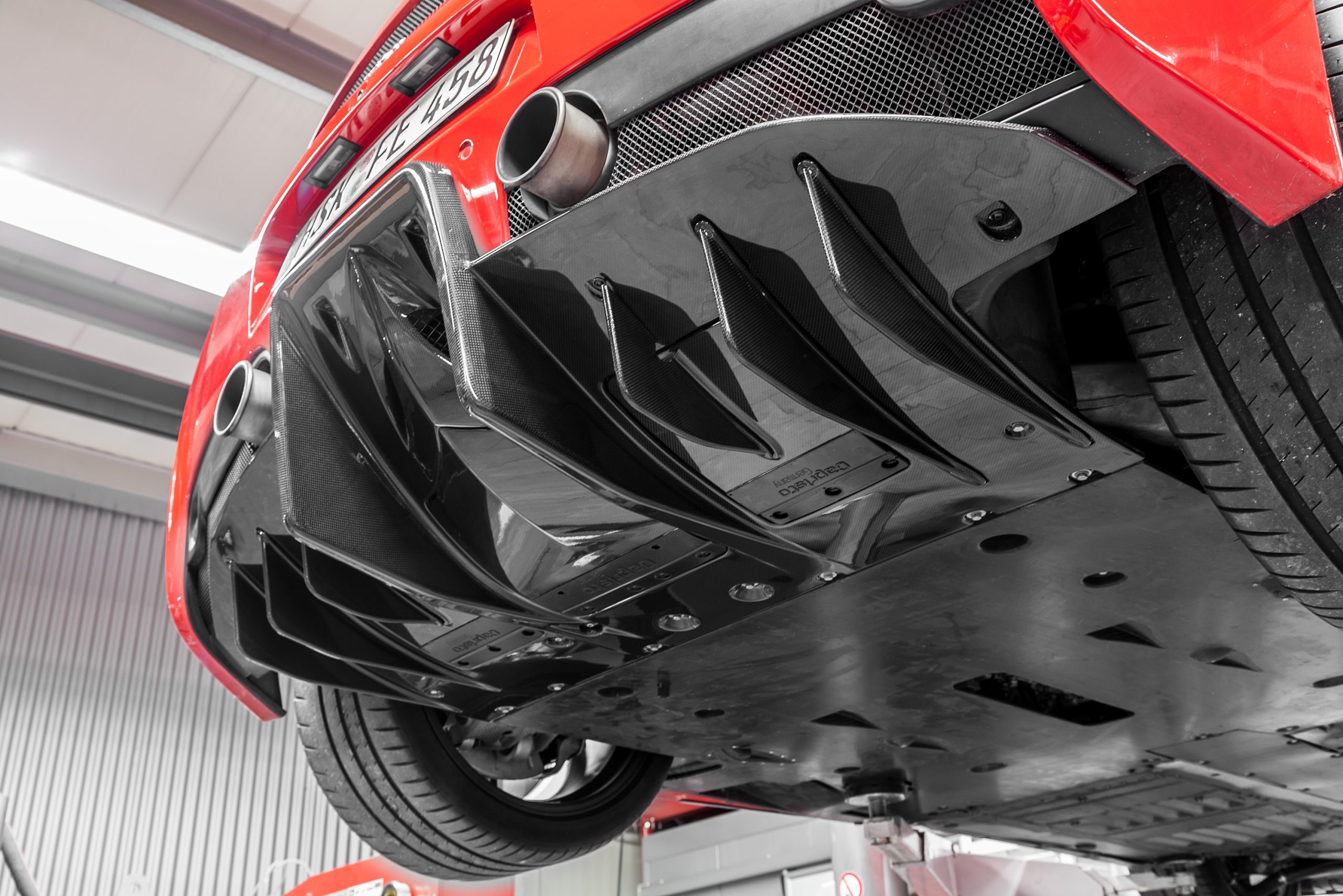Capristo Carbon Heckdiffusor Ferrari 458 mit Carbon-PUR-Luftklappen matt