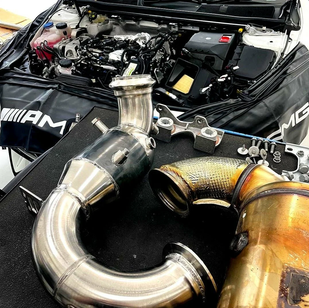Capristo Downpipe 100 Zellen Mercedes-AMG A45 / CLA45 Rennsport