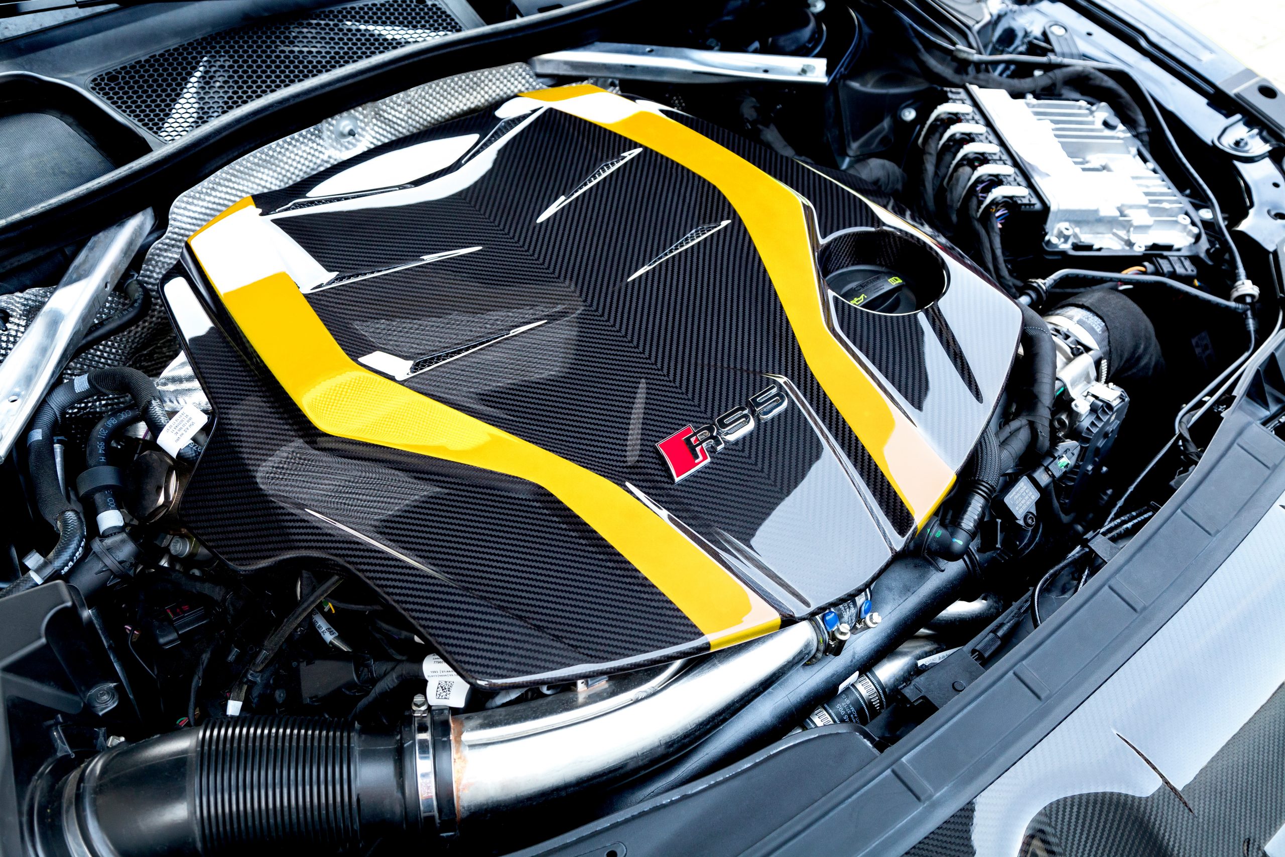 Capristo Motorabdeckung aus Vollcarbon glanzlackiert